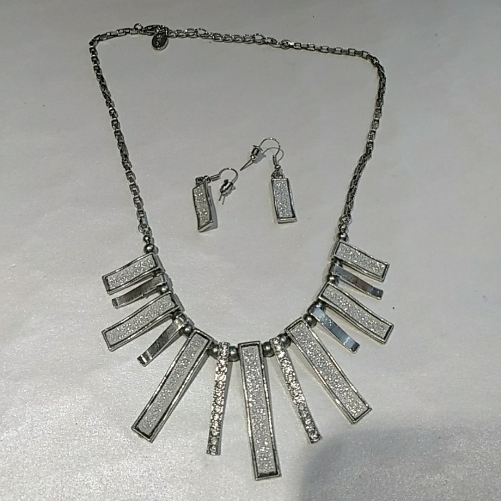 Necklace and earring set